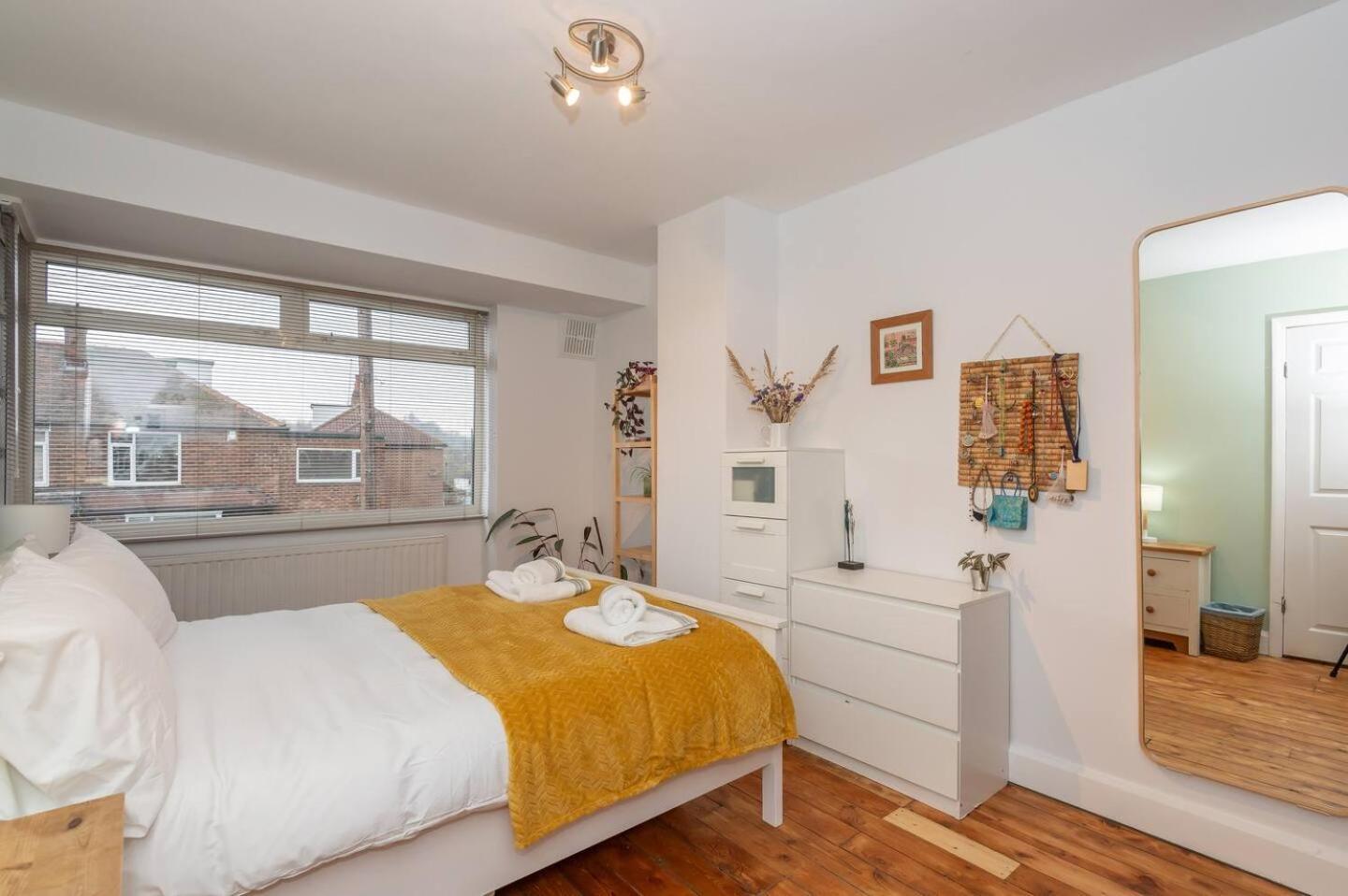 Pass The Keys Urban Charm - Near Headingley - Driveway Parking Holiday home *