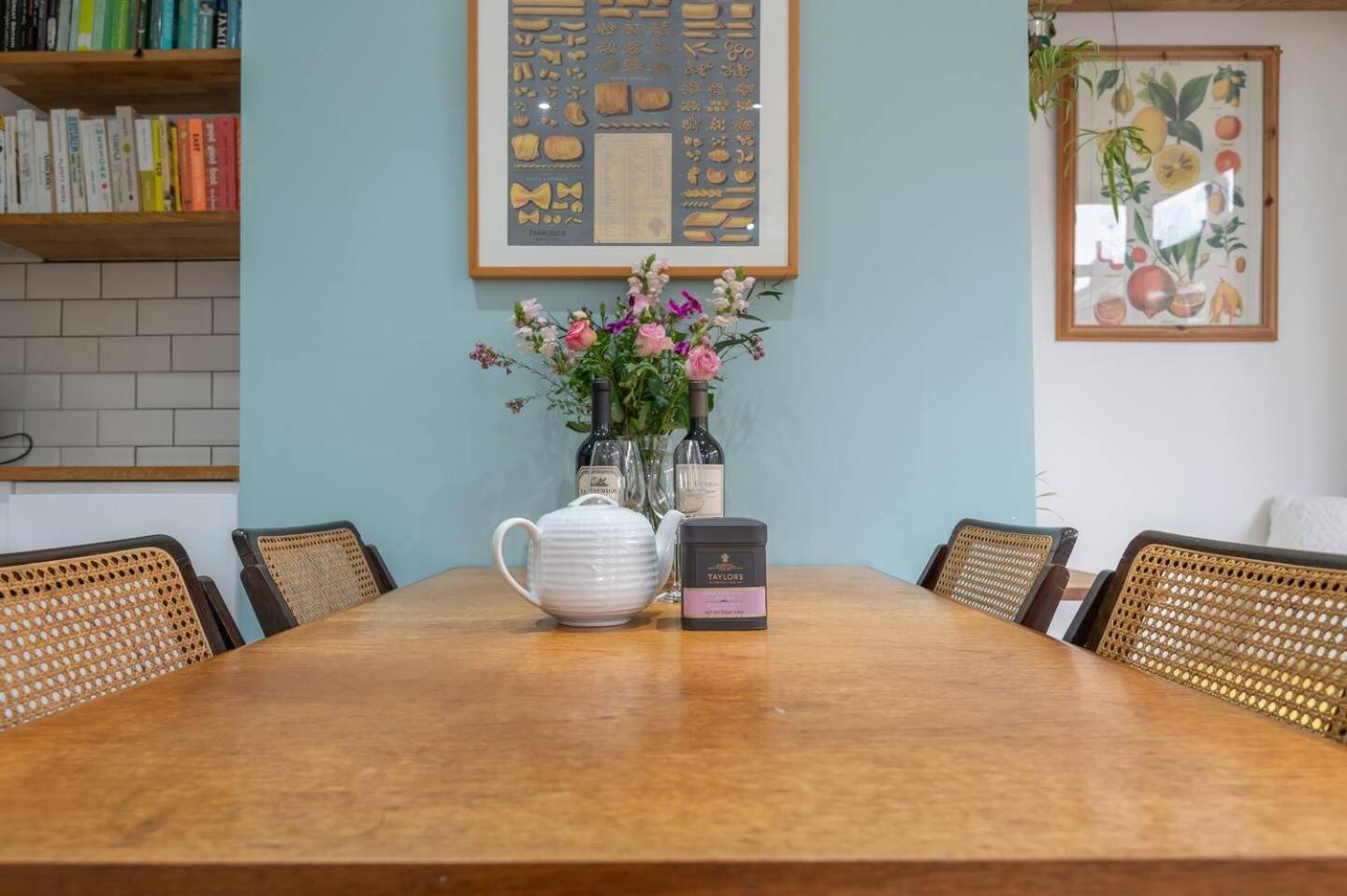 Pass The Keys Urban Charm - Near Headingley - Driveway Parking Holiday home *